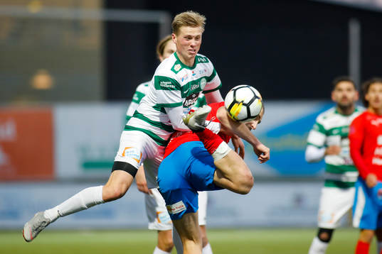 ästerås Mathias Benker i kamp om bollen med Nyköpings