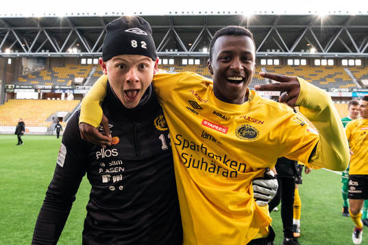 Elfsborgs Awil Hassan och Filip Gustafsson jublar