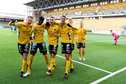 Elfsborgs Gustav Broman, Musa M'Benga, Jack Cooper Love och Jonathan Levinsson jublar efter att Jack Cooper Love gjort 2-0 på straff 