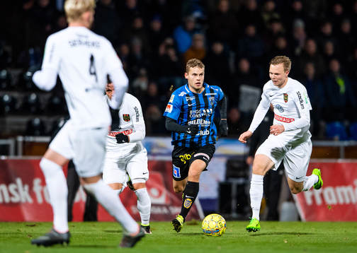 Sirius Sam Lundholm i en duell med Brommapojkarnas Tim