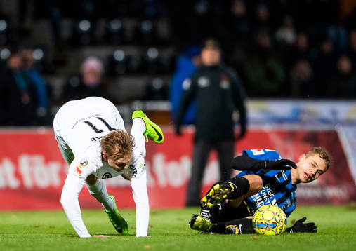 Sirius Sam Lundholm i en duell med Brommapojkarnas Tim