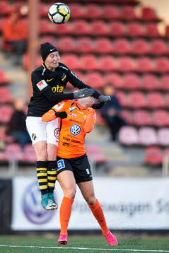 s Linnéa Eriksson och Kungsbackas Mimmi Asperot i en duell under fotbollsmatchen i Elitettan mellan AIK och Kungsbacka den 28 oktober 2018 i Stockholm.