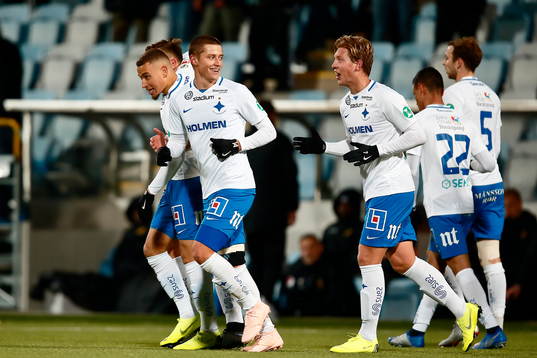Norrköpings spelare jublar efter mål 4-1 av Norrköpings Simon Thern