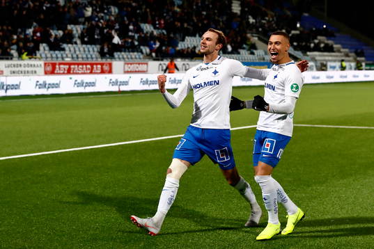 Norrköpings Lars Christian Krogh Gerson jublar efter mål 3-1 på straff, intill Jordan Larsson