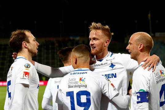 Norrköpings spelare med Kasper Larsen jublar