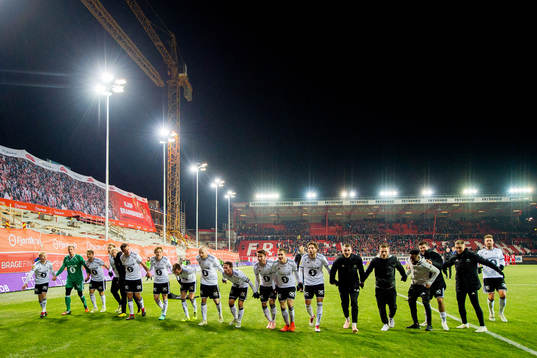 Birger Meling, goalkeeper André Hansen, Vegar Eggen Hedenstad, Even Hovland, Yann-Erik de Lanlay, Tore Reginiussen, Mike Jensen, Anders Trondsen, Djordje Denic, Marius Lundemo, Matthías Vilhjálmsson, Samuel Adegbenro, Pål André Helland, Jonathan Levi and Nicklas Bendtner of Rosenborg celebrate