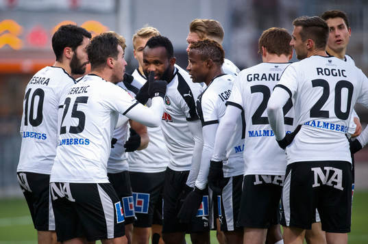 Jubel hos Örebrospelarna vid 1-1 målet