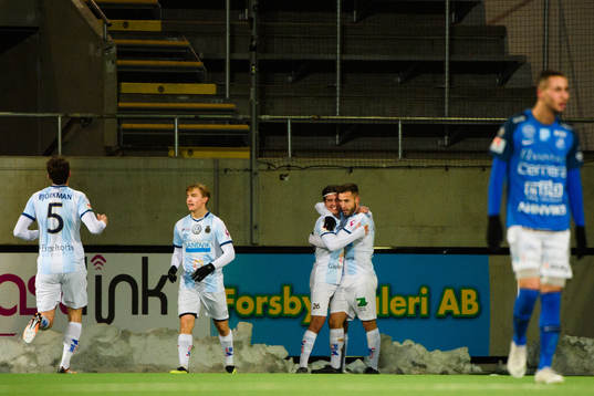 Gefles Admir Bajrovic jublar efter 1-0 med lagkamrater