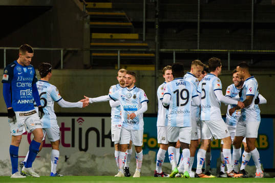 Gefles Jacob Ortmark jublar med lagkamrater