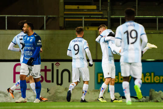 Gefles Jacob Ortmark jublar med lagkamrater