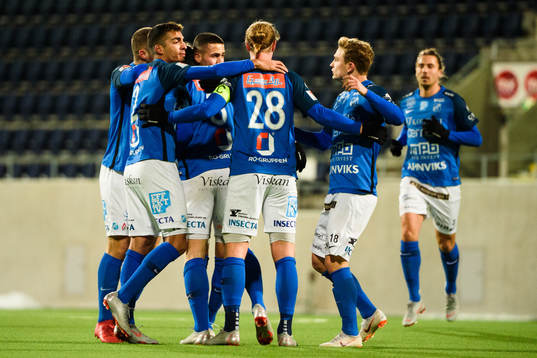 Norrbys Nicklas Savolainen jublar med lagkamrater efter 0-1
