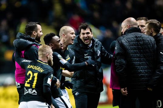 s Heradi Rashidi , Per Karlsson , målvaktstränare Kyriakos Stamatopoulos och Daniel Sundgren jublar framför Malmö FFs tränare Uwe Rösler  efrer 1-1 a AIK:s Sebastian Larsson under fotbollsmatchen i Allsvenskan mellan AIK och Malmö FF den 29 Oktober 2018 i Stockholm. 