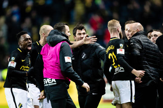 s Heradi Rashidi , Per Karlsson , målvaktstränare Kyriakos Stamatopoulos och Daniel Sundgren jublar framför Malmö FFs tränare Uwe Rösler  efrer 1-1 a AIK:s Sebastian Larsson under fotbollsmatchen i Allsvenskan mellan AIK och Malmö FF den 29 Oktober 2018 i Stockholm. 