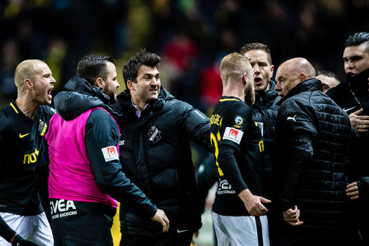 s Heradi Rashidi , Per Karlsson , målvaktstränare Kyriakos Stamatopoulos och Daniel Sundgren jublar framför Malmö FFs tränare Uwe Rösler  efrer 1-1 a AIK:s Sebastian Larsson under fotbollsmatchen i Allsvenskan mellan AIK och Malmö FF den 29 Oktober 2018 i Stockholm. 