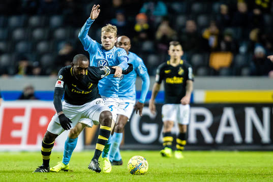 s Henok Goitom i kamp om bollen med Malmö FFs Oscar Lewicki