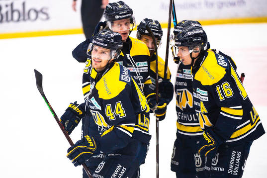 s Mikko Lehtonen jublar med lagkamrater