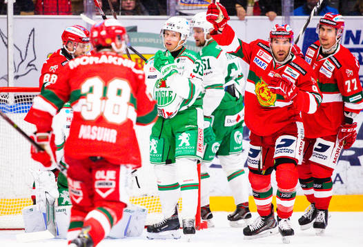 Moras Andrew Rowe jublar med Michael Keränen