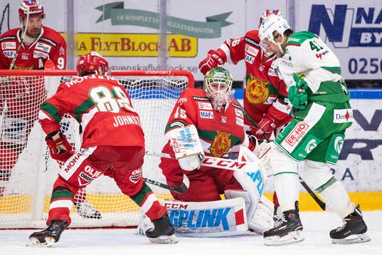 Moras Ryan Johnston och Rögles Daniel Widing framför