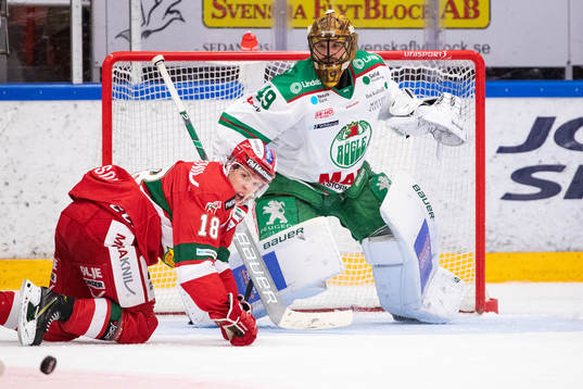 Moras Emil Aronsson framför Rögles målvakt Justin Pogge
