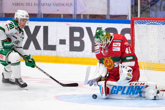 Rögles Erik Andersson framför Moras målvakt Isak Wallin