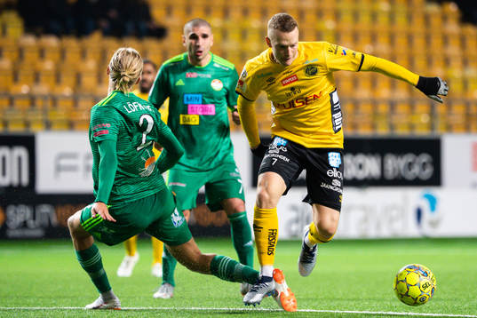Elfsborgs Daniel Gustavsson i kamp med Dalkurds Henrik Löfkvist och Rawez Lawan
