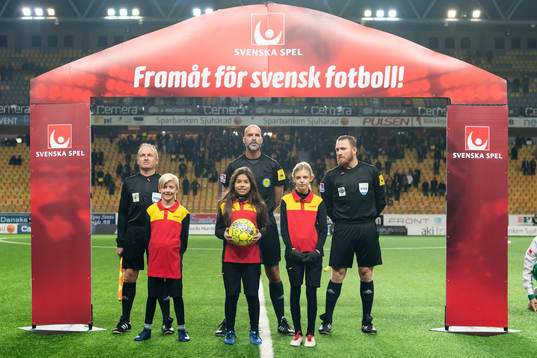 Domarteamet med domare Stefan Johannesson, assisterande domarna Mehmet Culum och Magnus Sjöblom tillsammans med DHL bollbärare