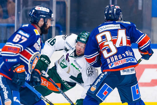 Färjestads Alexander Johansson faller