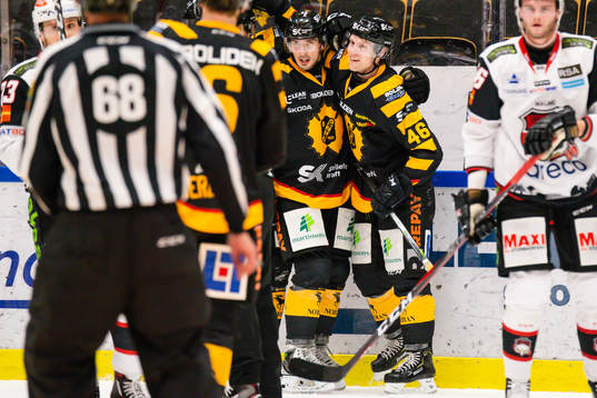Skellefteås Mathis Olimb och Linus Lindström jublar