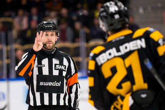 Skellefteås Jimmie Ericsson och domare Marcus Linde