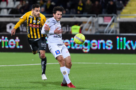 Häckens Mervan Celik i kamp med Sirius Ian Sirelius