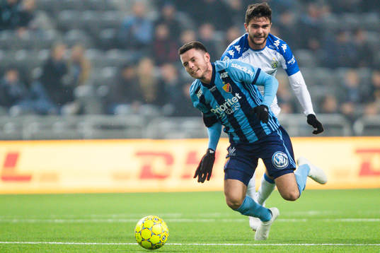 Djurgårdens Kerim Mrabti fälls av IFK Göteborgs Fredrik