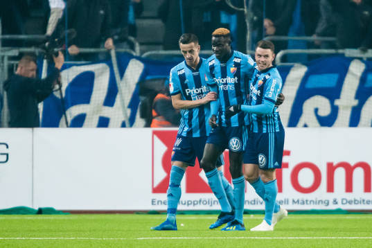 Djurgårdens Aliou Badji (m) jublar med Haris Radetinac (v)