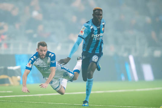 IFK Göteborgs Emil Salomonsson faller i en närkamp med