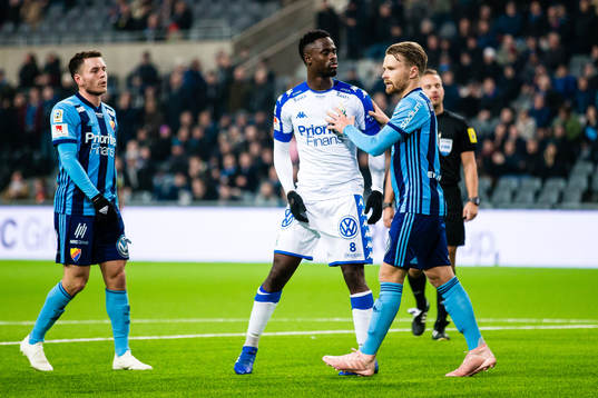 IFK Göteborgs Vajebah Kaliefah Sakor i diskussion med