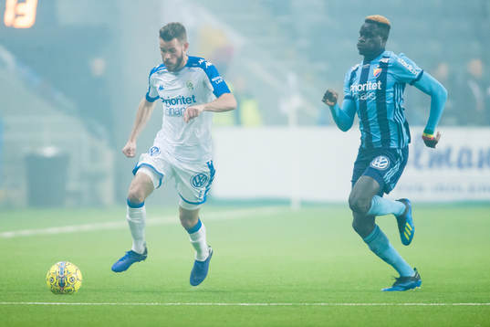 IFK Göteborgs Emil Salomonsson i en närkamp med