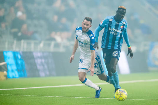 IFK Göteborgs Emil Salomonsson i en närkamp med