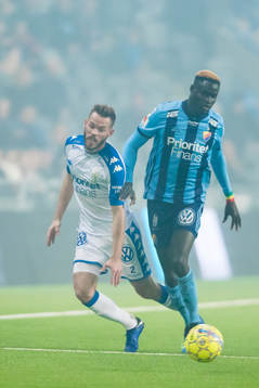 IFK Göteborgs Emil Salomonsson i en närkamp med