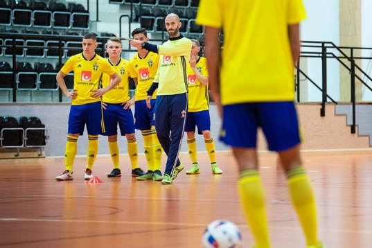 Assisterande förbundskapten Anders Magnusson instruerar spelarna