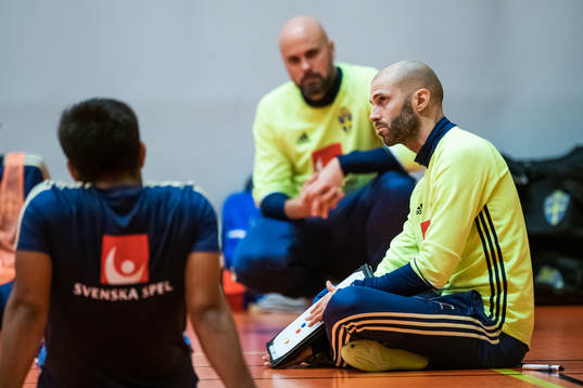 Assisterande förbundskapten Anders Magnusson instruerar