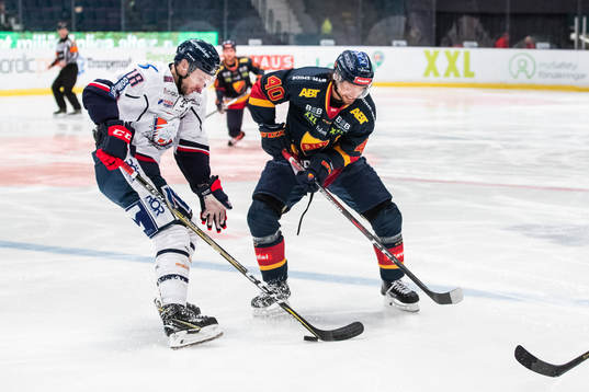 Linköpings James Wright och Djurgårdens Jacob Josefson i