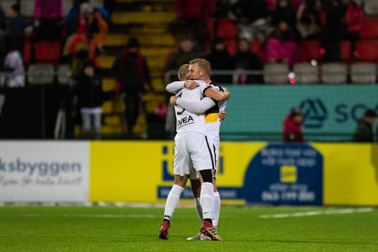 s Per Karlsson och Rasmus Lindkvist jublar