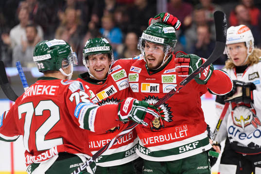 Frölundas Patrik Carlsson och Chay Genoway jublar med