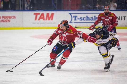 s David Gustafsson i kamp om pucken