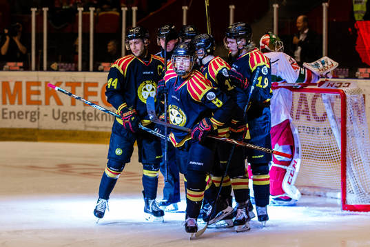 Brynäs Victor Söderström jublar med Ryan Gunderson ,