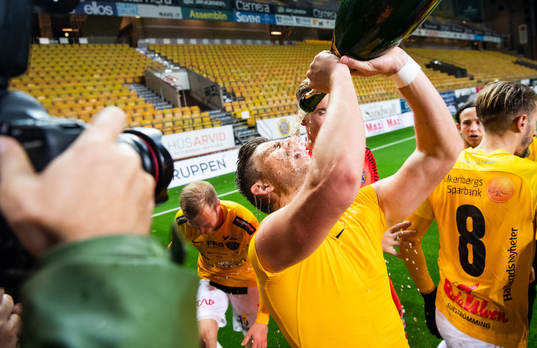 Falkenbergs Erik Pärsson dricker champagne och jublar