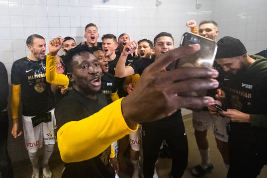 Falkenbergs Chisom Egbuchunam jublar och tar en selfie i duschen