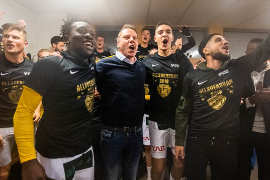 Falkenbergs Chisom Egbuchunam och tränare Hasse Eklund jublar i omklädningsrummet