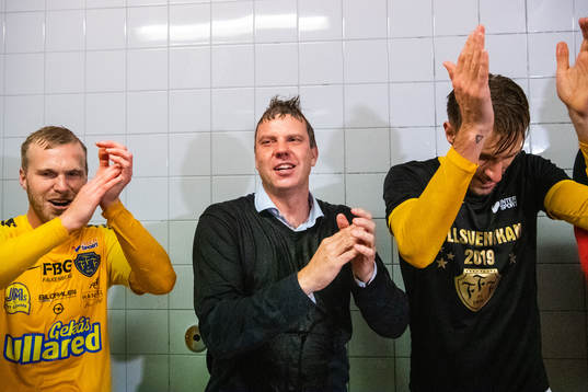 Falkenbergs tränare Hasse Eklund jublar när han duschas