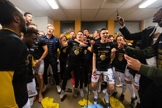 Falkenbergs spelare jublar i omklädningsrummet
