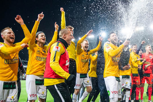 Falkenbergs Tibor Joza sprutar champagne och jublar